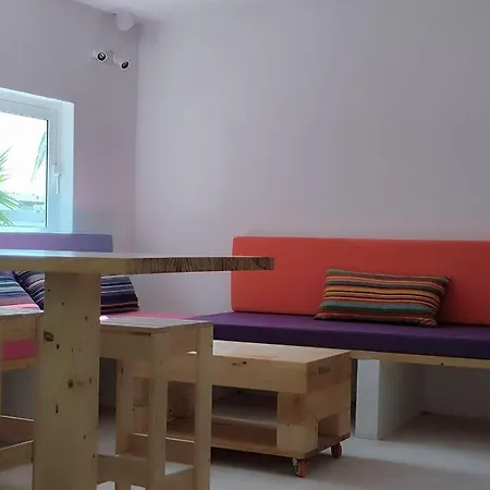 Chic And Basic In Apartment Tahiche